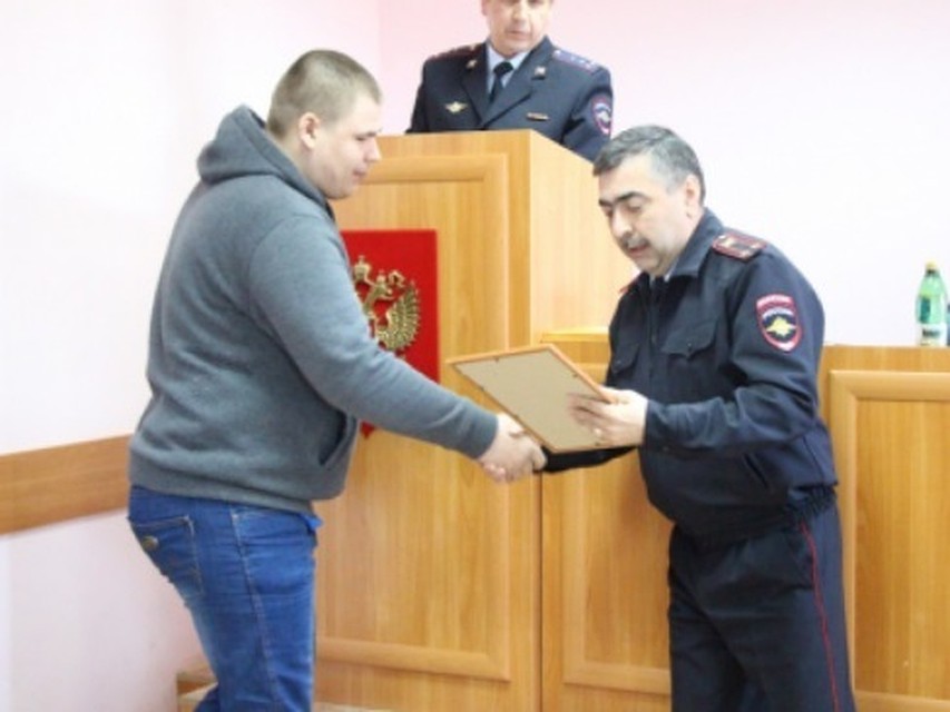 Полицейские вручили студенту благодарность за помощь в задержании преступника