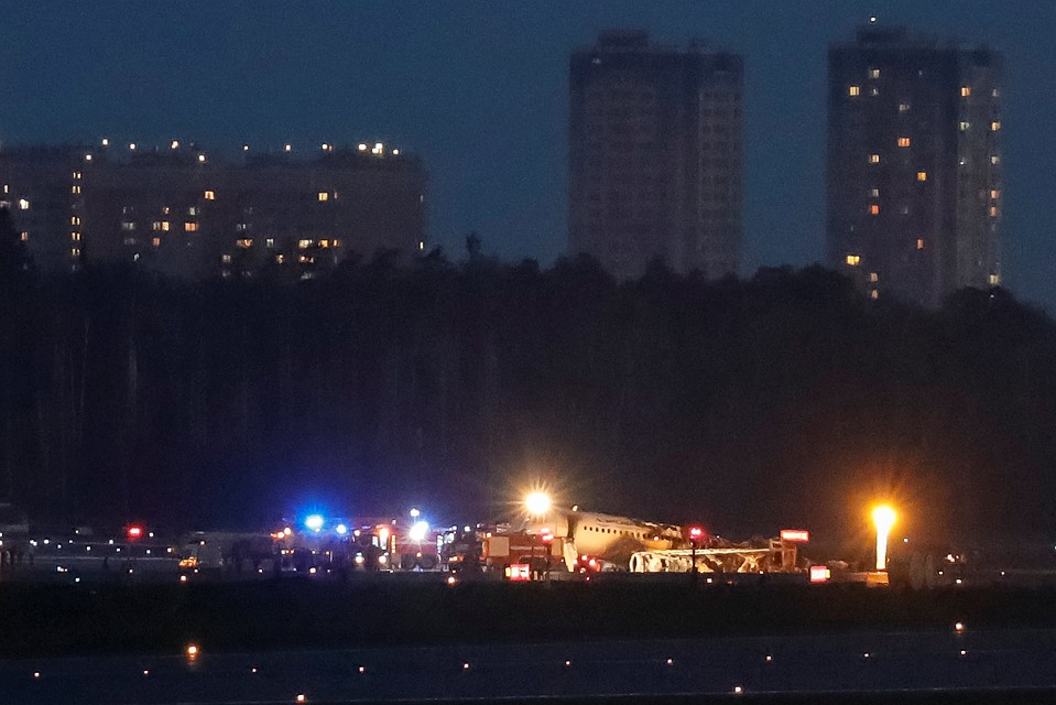 При пожаре на борту самолета погибли не менее 13 человек