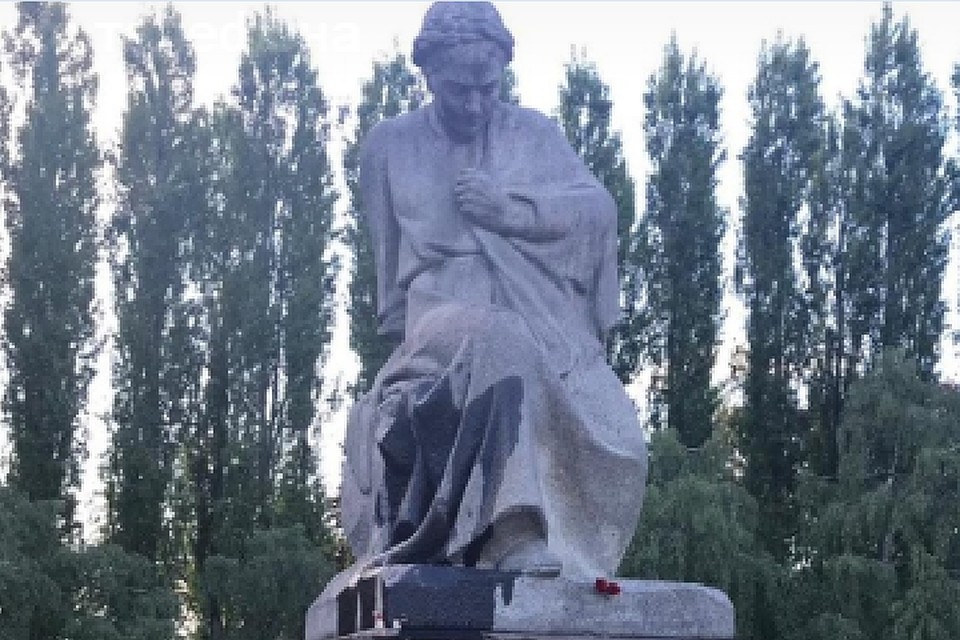В Берлине расследуют инцидент с осквернением памятника "Родина-мать". Фото: посольства России в Германии в "Фейсбуке"
