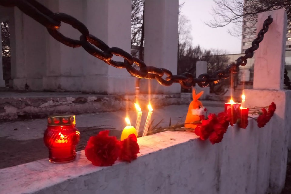 Мурманчане несут цветы и свечи к памятнику жертвам Интервенции. Фото: vk.com/murmanskgroup