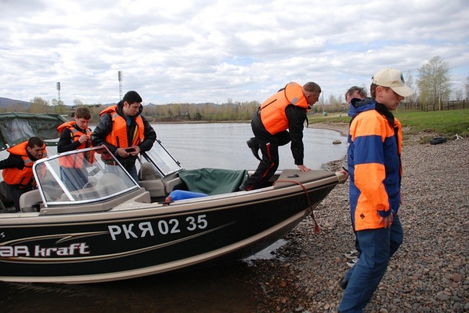 В Красноярске на Енисее обнаружили лодку с ребенком