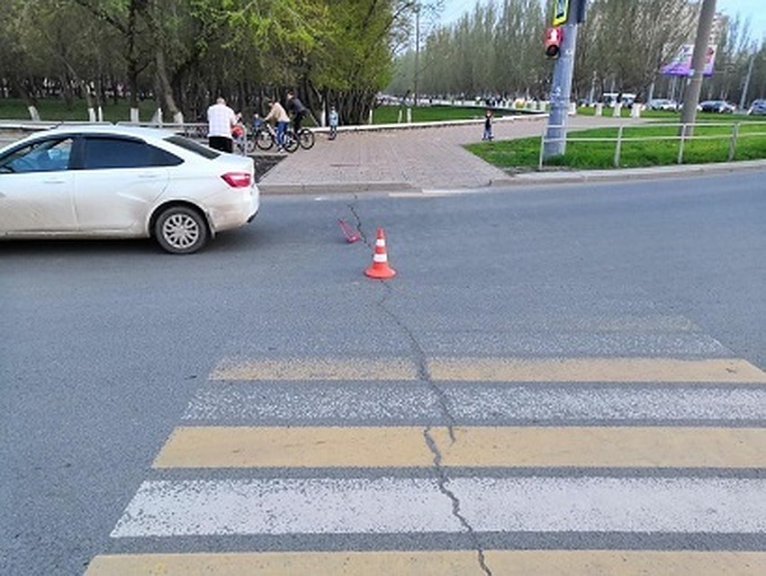 Водитель не пропустил пешехода, который шел по "зебре" на зеленый сигнал