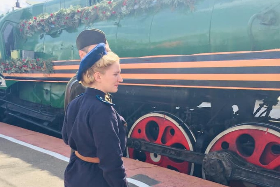 Встретили ветеранов школьники, которые были одеты в форму проводников/ФОТО: Светлана Шальнова