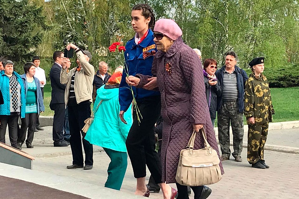 Возложение цветов к Мемориалу Славы