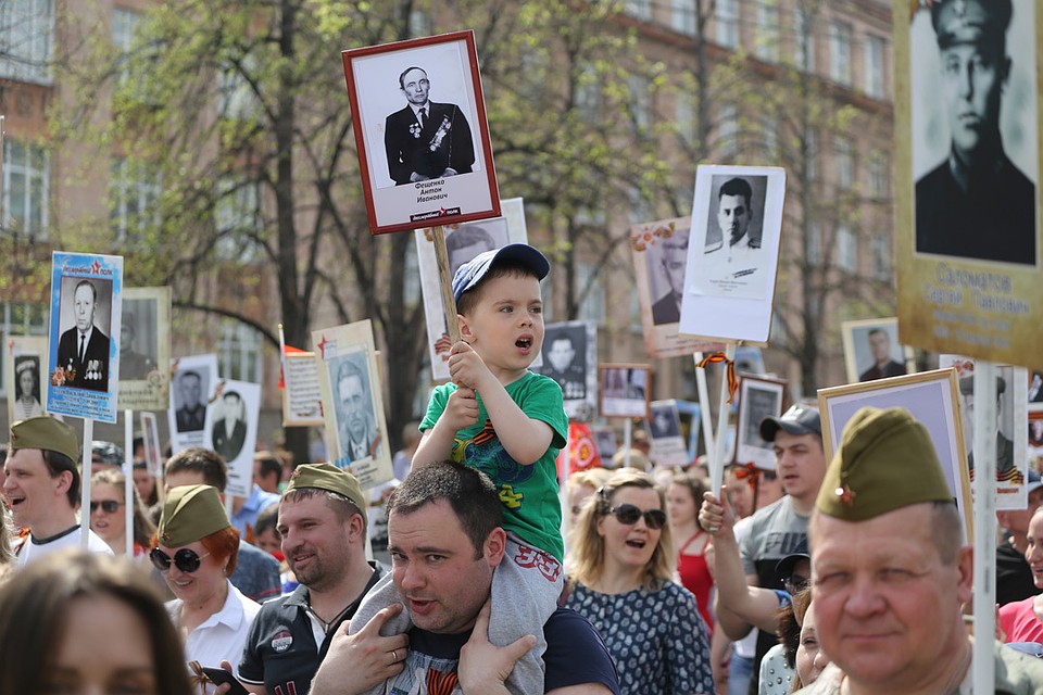 В колонне много маленьких детей.