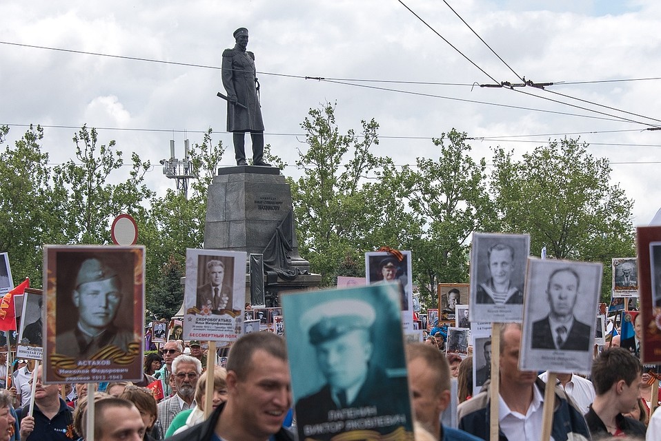 Участники проследовали через улицу Ленина, проспект Нахимова до площади Лазарева