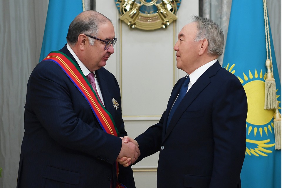 Первый президент Казахстана Нурсултан Назарбаев вручил Алишеру Усманову орден Дружбы («Достык») I степени. Фото: Пресс-служба Первого Президента РК – Елбасы