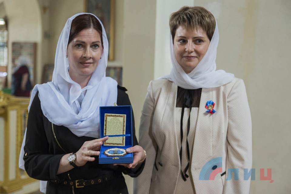 Первая леди ЛНР вручила супруге Дениса Пушилина копию Луганской иконы Божией Матери. Фото: ЛИЦ