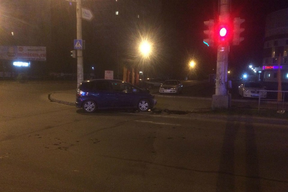 После аварии автолюбительницу и пассажирку в Хабаровске с травмами доставили в больницу