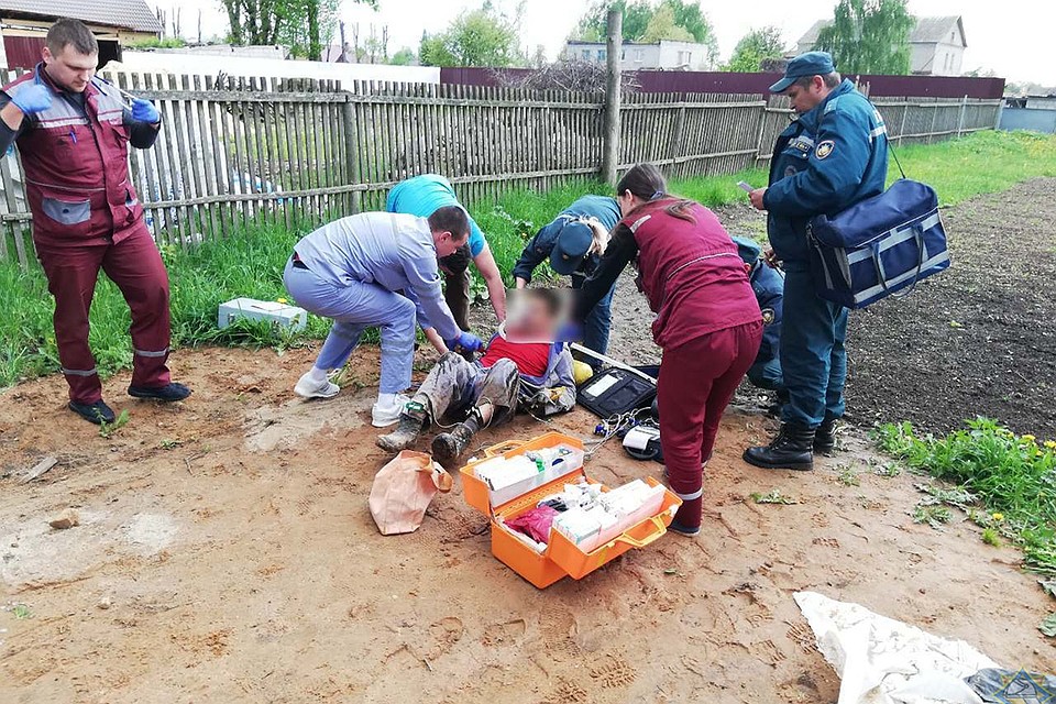 Мужчина красил колодец без защиты органов дыхания. Фото: mchs.gov.by