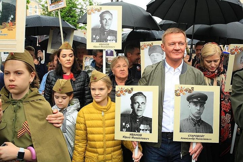 Роман Старовойт в строю "Бессмертного полка"