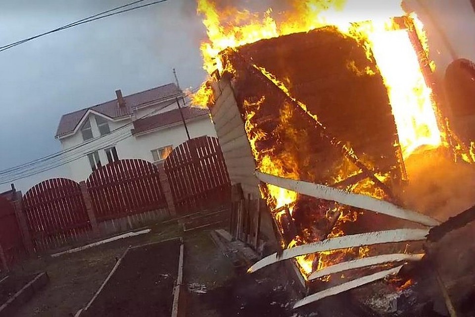В Красноярске росгвардейцы вывели из горящего дома 6 человек. Фото пресс-службы Росгвардии