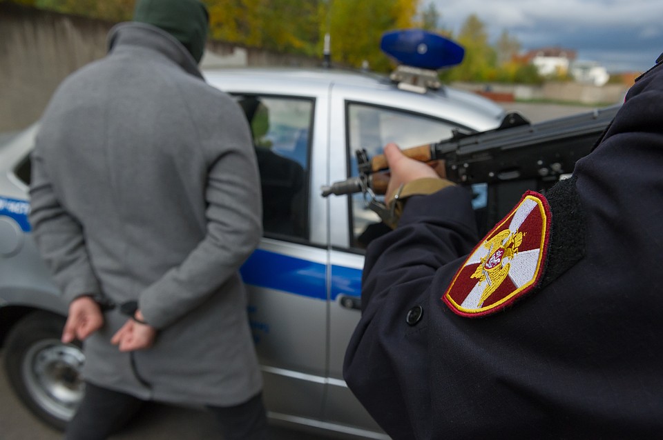 Росгвардейцы оперативно задержали мужчину, который решил бесплатно поживиться алкогольными напитками.