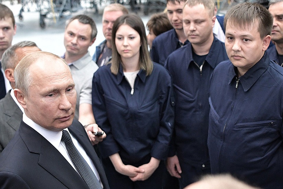 Президент РФ Владимир Путин во время общения с сотрудниками Казанского авиационного завода имени С.П. Горбунова – филиала ПAO "Туполев". Фото Алексей Никольский/пресс-служба президента РФ/ТАСС