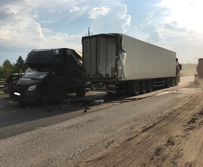 На трассе столкнулись сразу пять автомобилей