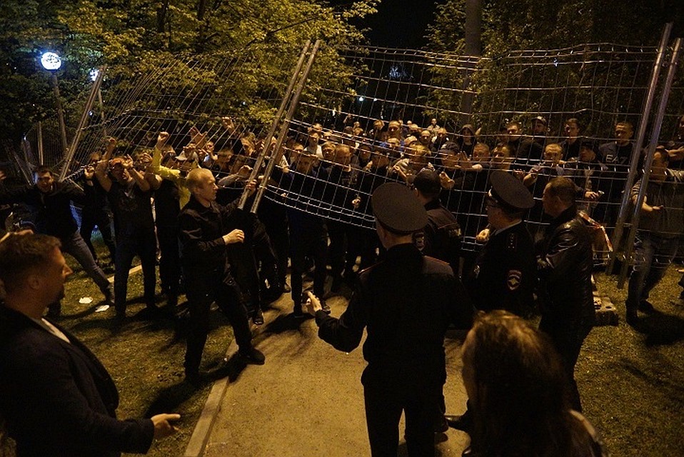 Мирное противостояние быстро переросло в прямой конфликт