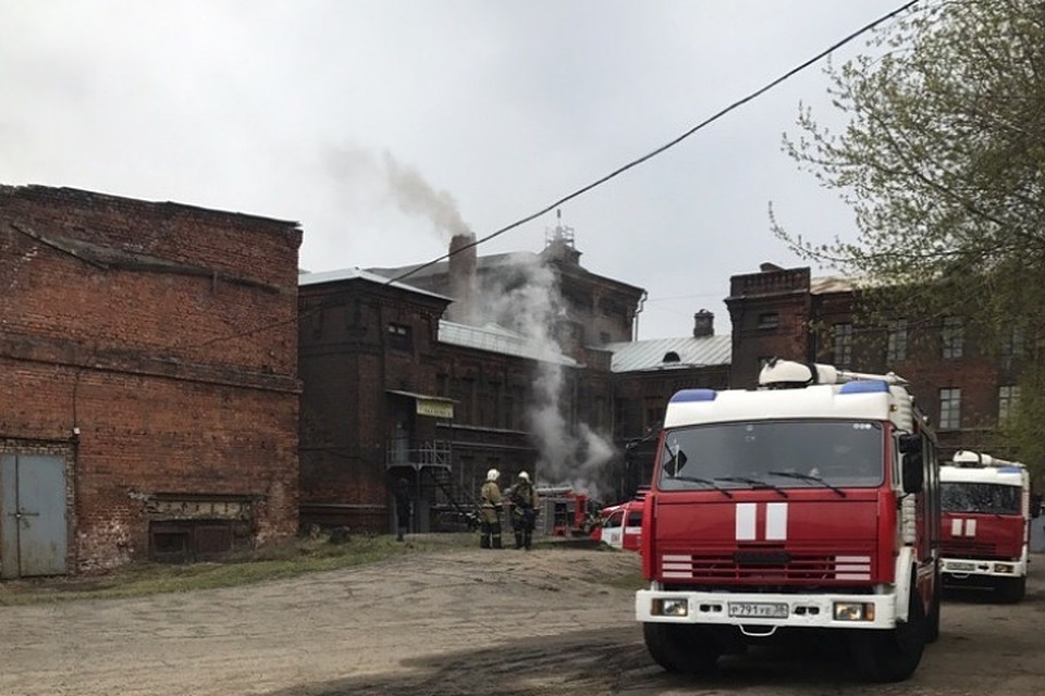 Пожар в подвале техникума машиностроения тушат в Иркутске. Фото: группа Инцидент Иркутск.