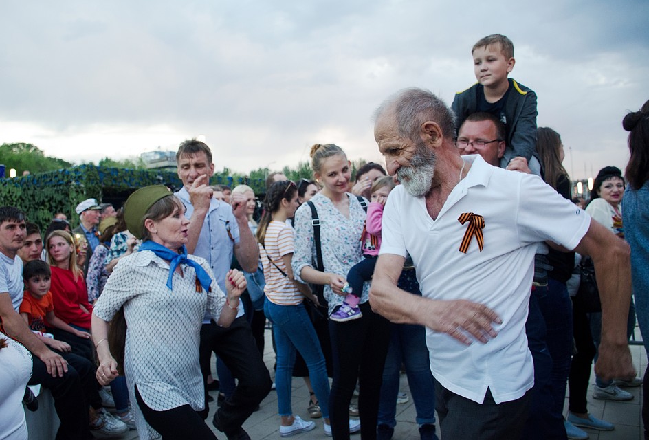 Танцуют все!