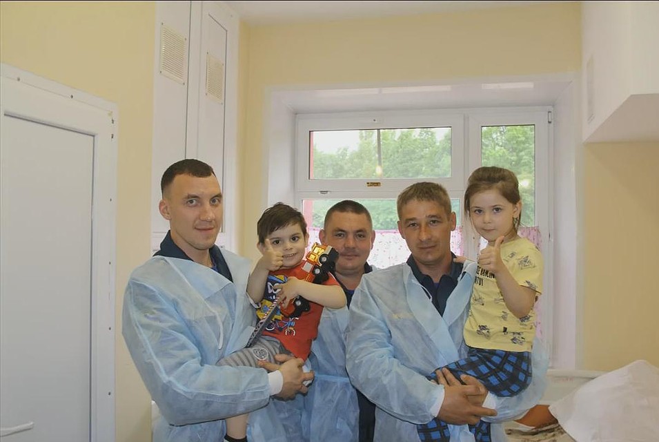 Огнеборцы навестили в больнице мальчика и девочку, которых вынесли из огня