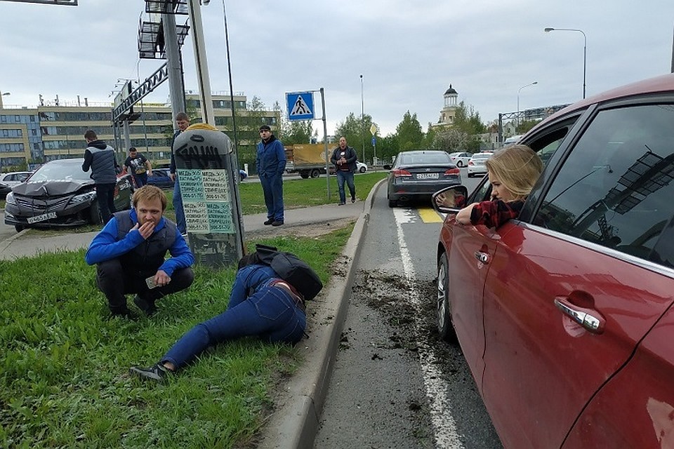 Под Петербургом водитель авто сбил женщину, снес столб и пытался сбежать с места ДТП