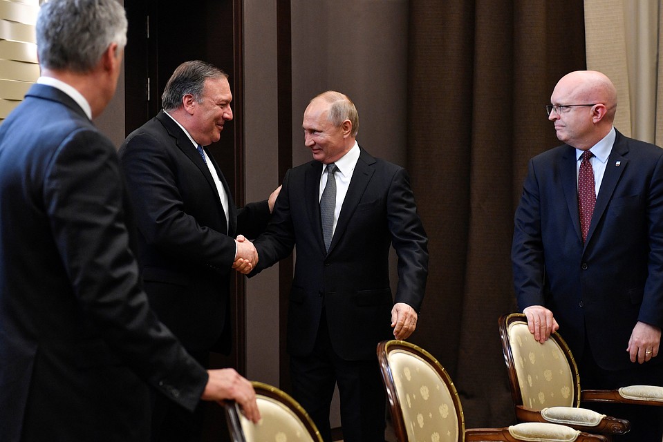 Президент РФ Владимир Путин и госсекретарь США Майкл Помпео