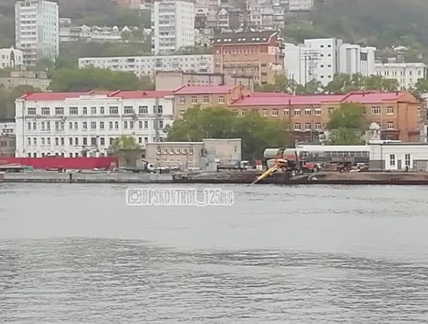 Автокран упал в воду. Фото: instagram.com/dpskontrol_125rus