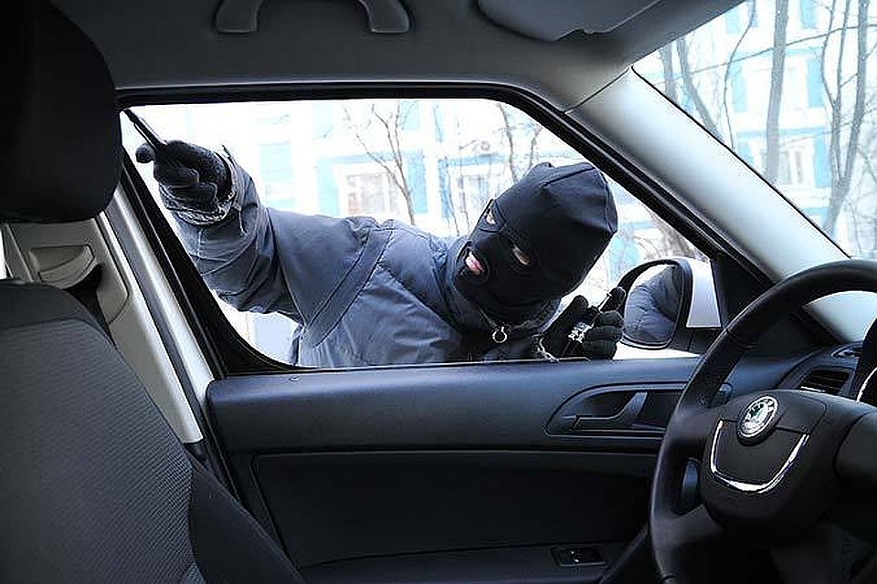 Чтобы усложнить задачу угонщику, не оставляйте хотя бы дверь машины открытой.