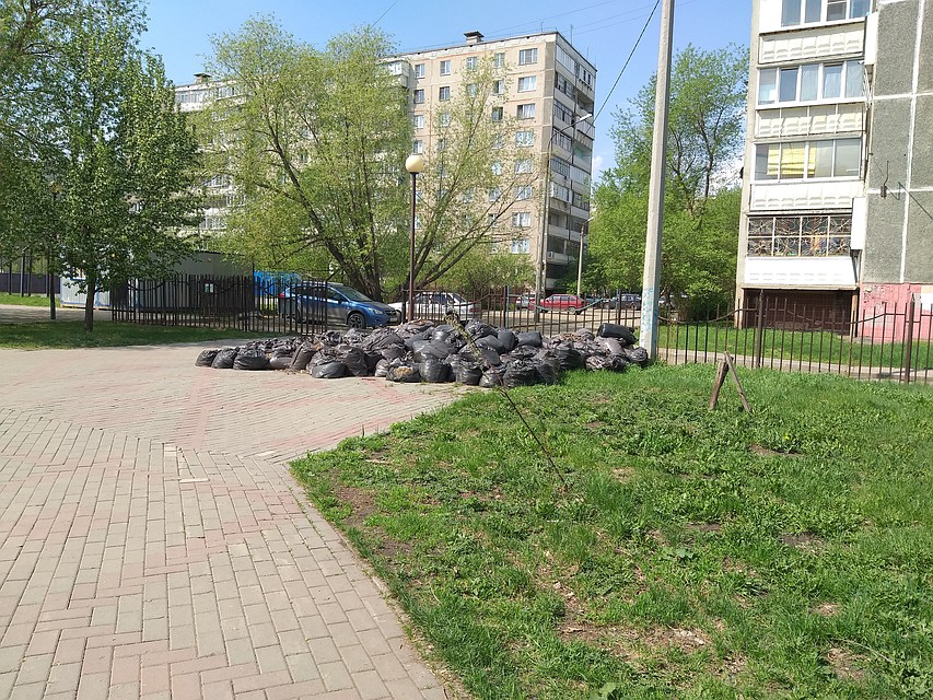 Бастион мешков в парке "Калининский".