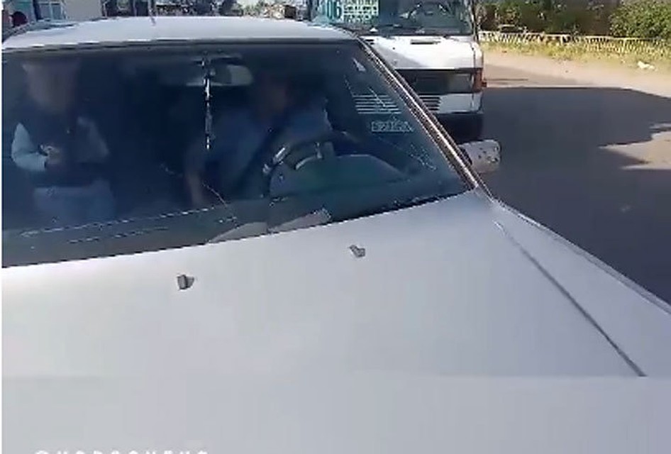 Мужчина заметил, что его снимают, и пристегнулся.