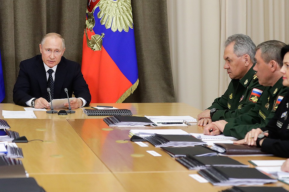 Президент России Владимир Путин в резиденции "Бочаров ручей" во время совещания по вопросам военной авиации. Фото Михаил Метцель/ТАСС
