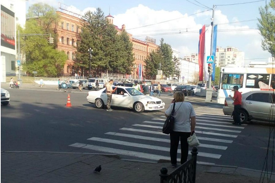 Бесконтрольное авто сбило пешехода в Хабаровске