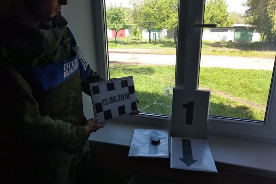 В Золотом пули попали в окна жилых домов по улице Войкова. Фото: Представительство ЛНР в СЦКК