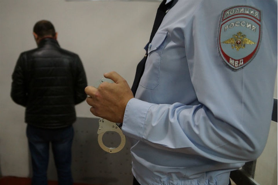 Не смог угнать автомобиль: в Иркутске поймали вора, который украл из пистолет из машины.