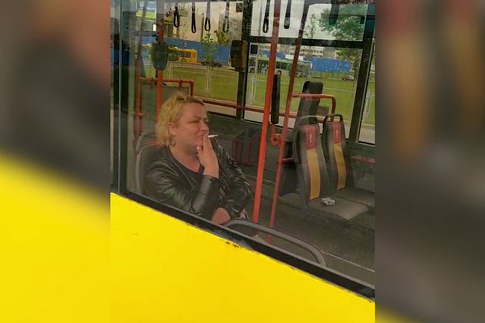 Пассажирка курила в салоне, из-за этого водителю пришлось остановить автобус. Фото: кадр из видео.