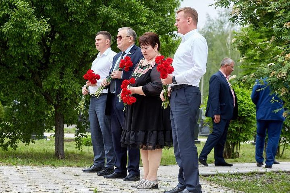 Делегация возложила цветы к памятнику селянам, погибших во время военных конфликтов в Афганистане и Чеченской республике