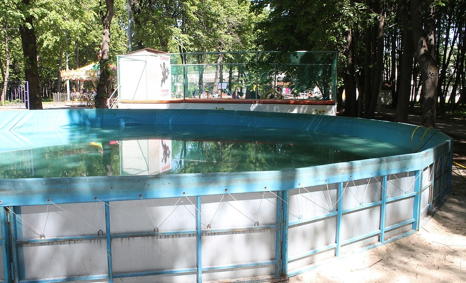 Бассейн круглой формы, его диаметр около 9 метров