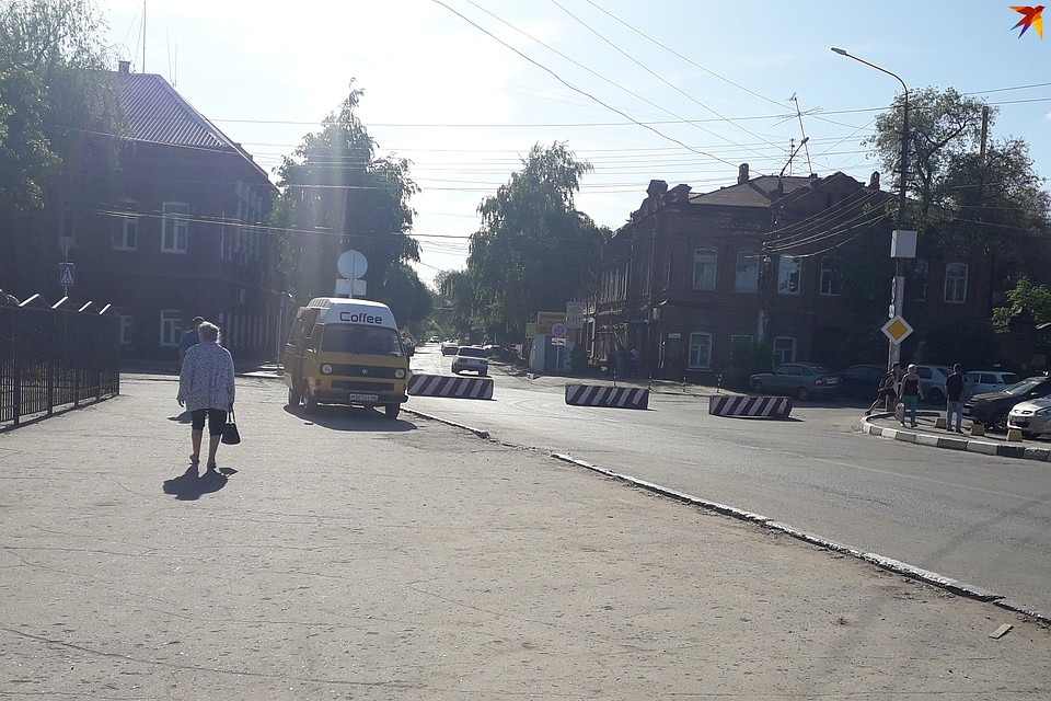 Бетонными блоками была с двух сторон перекрыта дорога, ведущая к ярмарке
