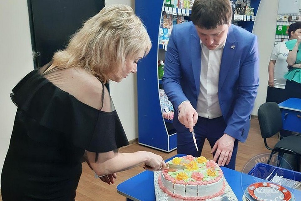 Приятной неожиданностью стал праздничный торт, которым угостили первых посетителей. Фото: ГП «Почта Донбасса»