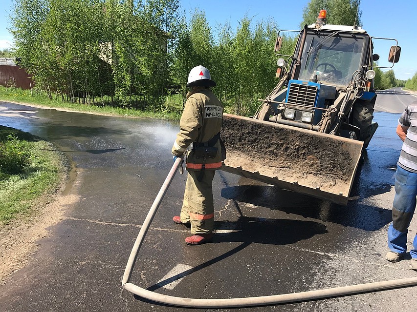 На месте работали спасатели