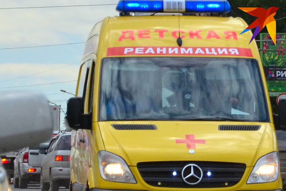 Пострадавший малыш шел вместе с отцом рядом с проезжей частью.