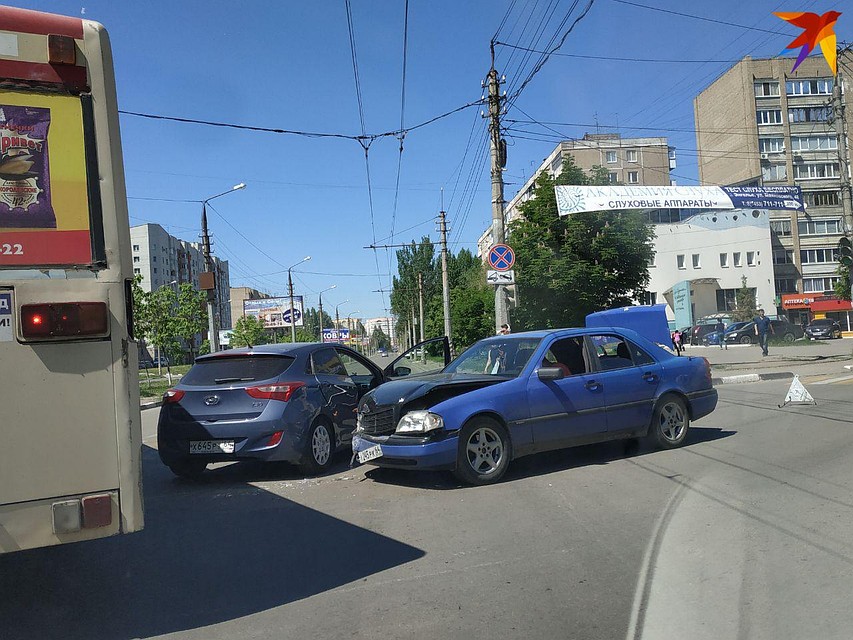 В центре Энгельса столкнулись две иномарки