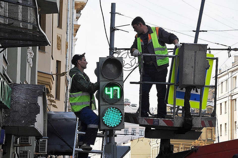 На улице Баумана в районе здания областной ГИБДД установили дополнительную секцию светофора для поворота налево
