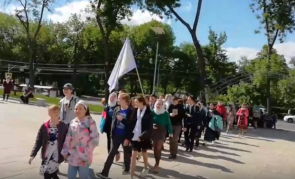 Несколько десятков детей прошли с иконами и молитвами по улицам Самары