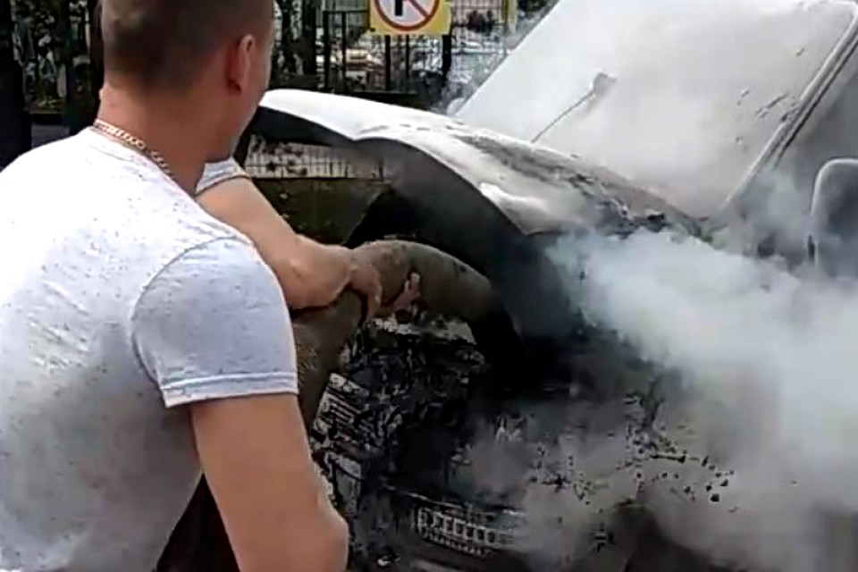 Потушили микроавтобус под аплодисменты очевидцев.