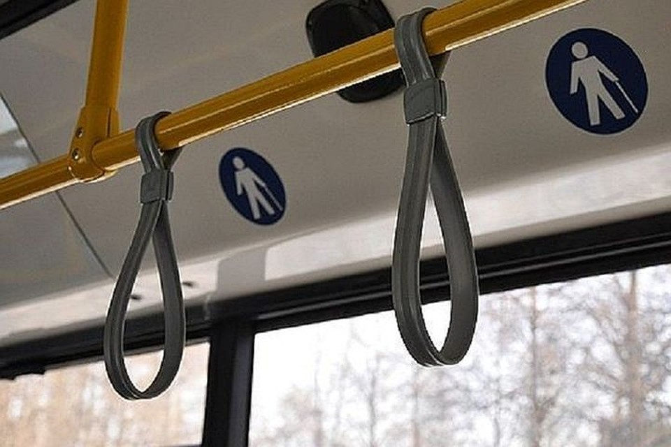 Пассажирка упала в автобусе после аварии.