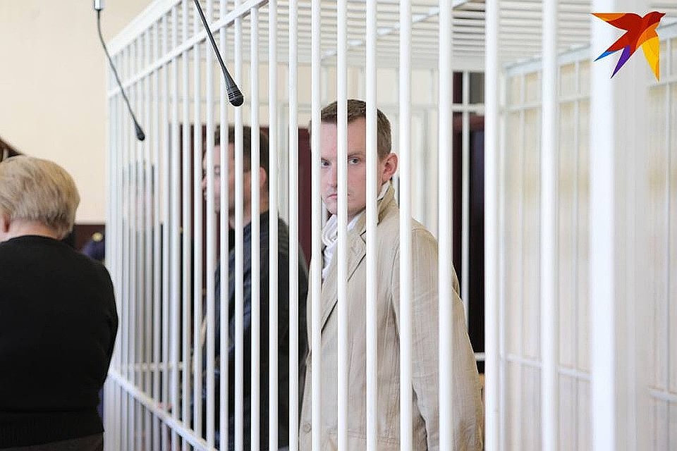 Заведующий отделом и директор магазина обвиняются по ряду статей