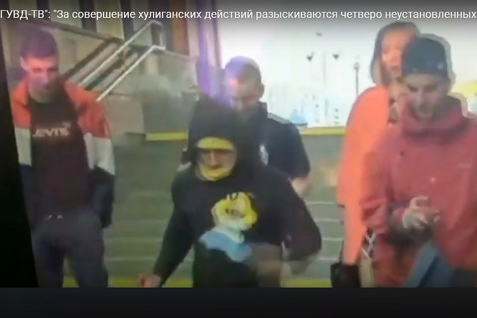 Подростки распылили краску в лицо незнакомой женщине, а потом еще изрисовали переход в метро. Фото: стоп-кадр видео.