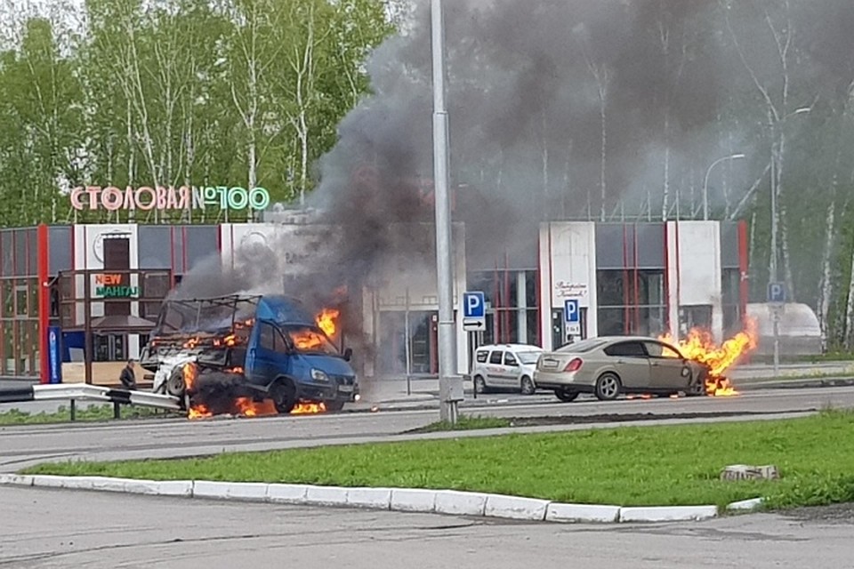 Два автомобиля сгорели утром в Кемерове. ФОТО: Ирина Старшинова.
