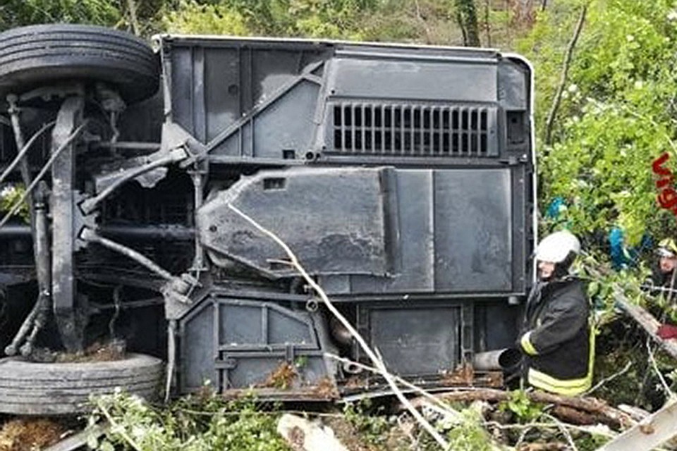 22 мая, в автокатастрофе погибла женщина-гид, 31 человек получил травмы, четверо раненых находятся в тяжелом состоянии