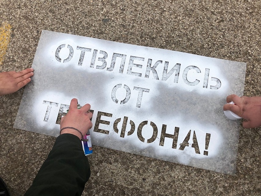 Подобные надписи появятся на всех «зебрах» Нижнего Бестяха и в селе Майя, в том числе на федеральной трассе «Колыма».